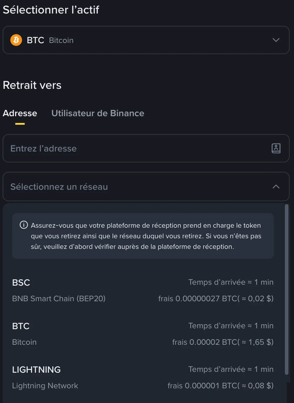 Écran de retrait de Binance pour du bitcoin : le menu « Sélectionnez un réseau » ouvert propose BNB Smart Chain (BEP20) à 0,00000027 BTC de frais, Bitcoin à 0,00002 BTC (environ 1,65 $) et Lightning Network à 0,000001 BTC