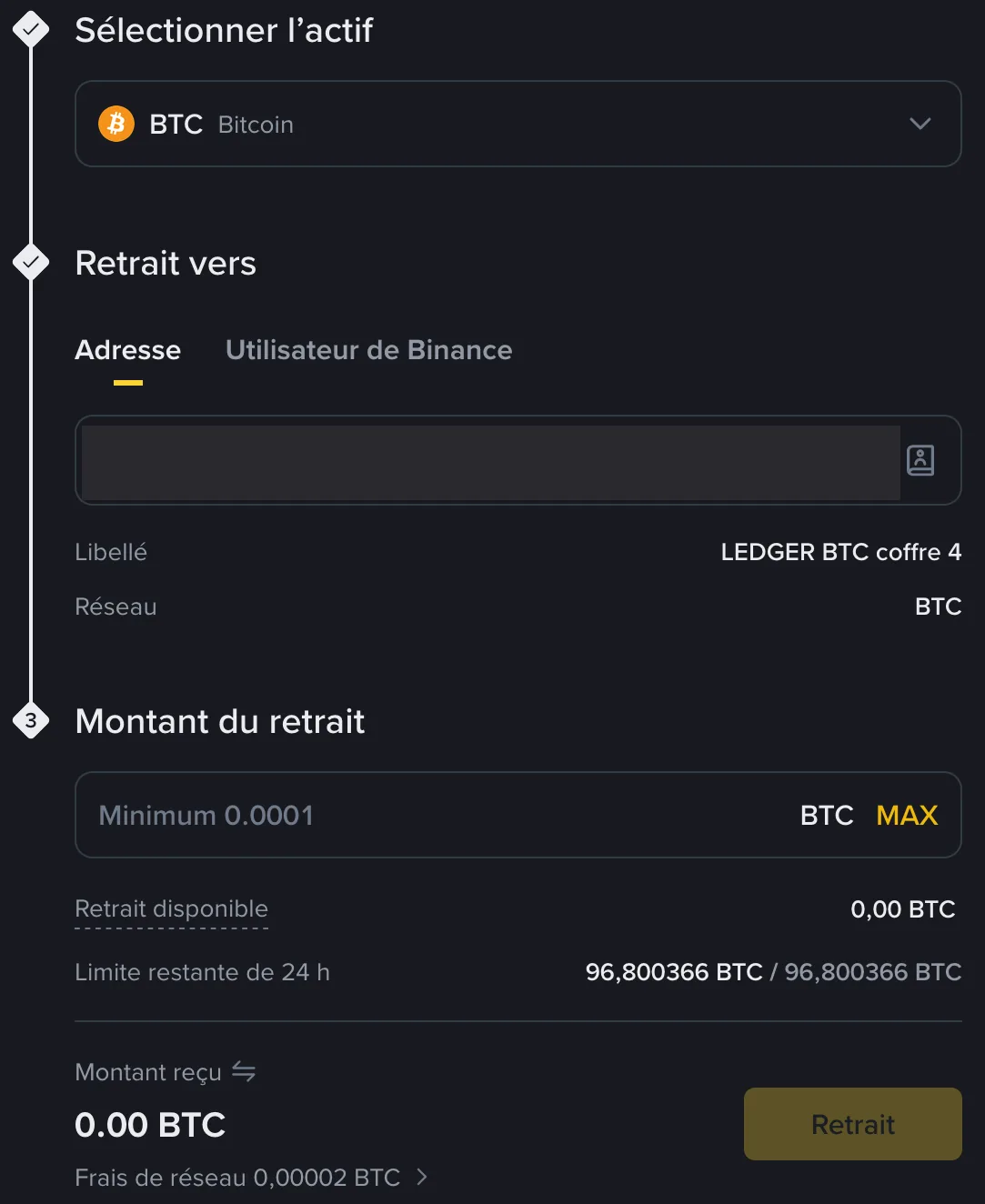Écran de retrait de Binance rempli pour du bitcoin : une adresse masquée, enregistrée dans le carnet sous le libellé « LEDGER BTC coffre 4 », réseau BTC, minimum de 0.0001 BTC, et sous le montant reçu des frais de réseau de 0,00002 BTC